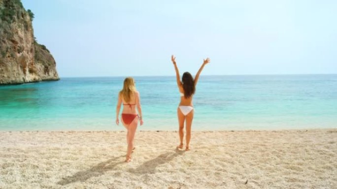 两名无法识别的妇女在意大利度假期间在海滩上结为纽带的4k视频片段