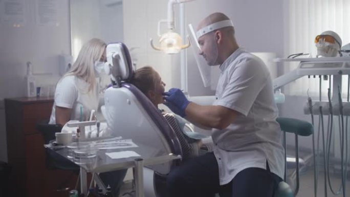 专业牙医治疗少女的牙齿