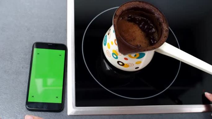 在家中煮咖啡时使用带有色度键绿屏的智能手机的MS