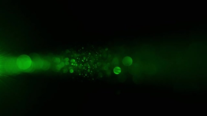 绿色激光光线照在黑色背景上。慢动作