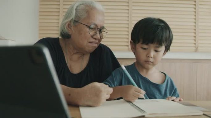 奶奶帮孙子做作业。