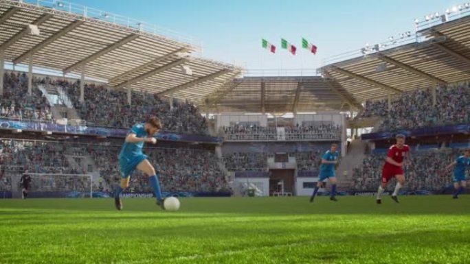 职业足球足球比赛意大利体育场冠军旗帜: 蓝队进攻，传球，前锋带球。国际杯，世界锦标赛。电视回放。慢动