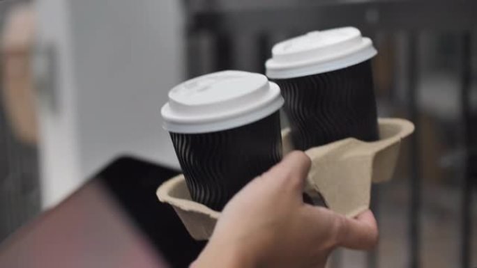 送货员的手把你的咖啡带到你家: 咖啡送货概念