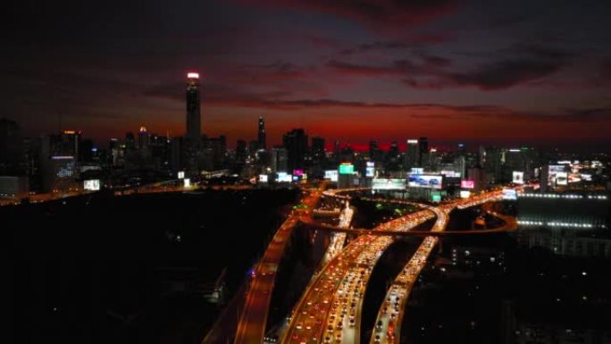 高速公路交通灯的鸟瞰图超脱日出场景