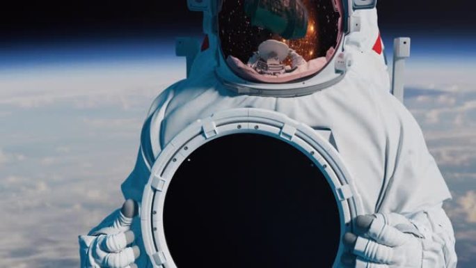 宇航员一只手拿着一块圆形的牌匾，另一只手表现出竖起大拇指的手势。宇航员的形象，一切都很好，很出色。