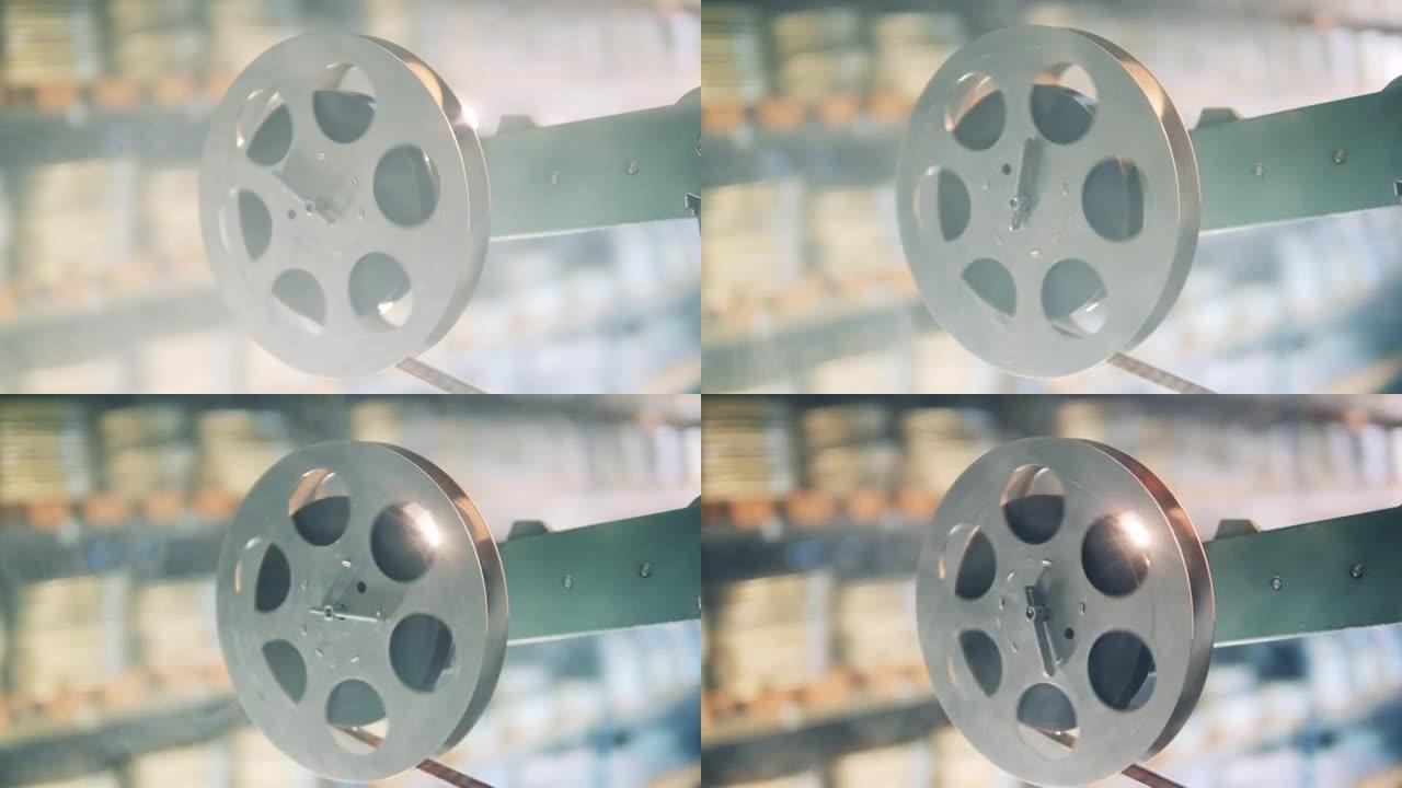 老式电影放映机的旋转卷轴，上面贴有胶带