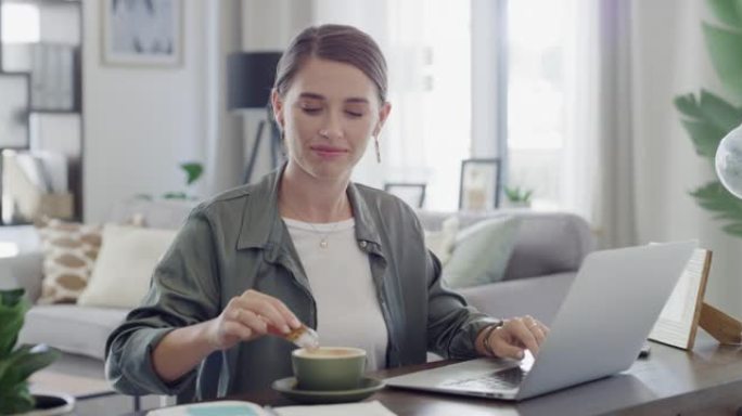 4k视频片段，一名年轻女子在工作期间享用一杯咖啡和饼干