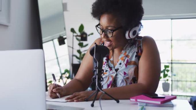 非裔美国女性加大码视频记录器坐在电脑上进行视频聊天