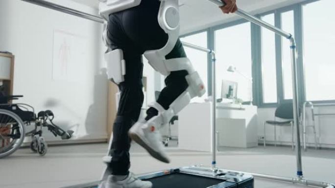 现代医院物理治疗: 受伤的患者穿着先进的机器人外骨骼腿在跑步机上行走。理疗康复技术，使残疾人行走。专