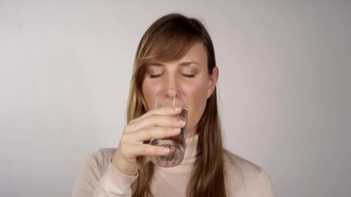 女性饮用水