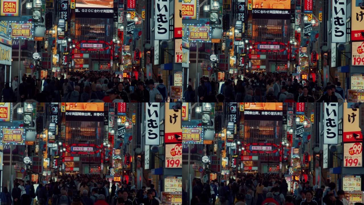 歌舞伎町娱乐和红灯区拥挤的人群以及旅游和商业标志。日本新宿东京晚上。