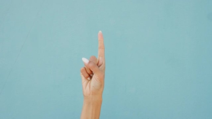 向志愿者提问，一个或一个想法发展的手势表明一个女人指着。人的手手指手势的宏观视图第一步，在蓝色背景前