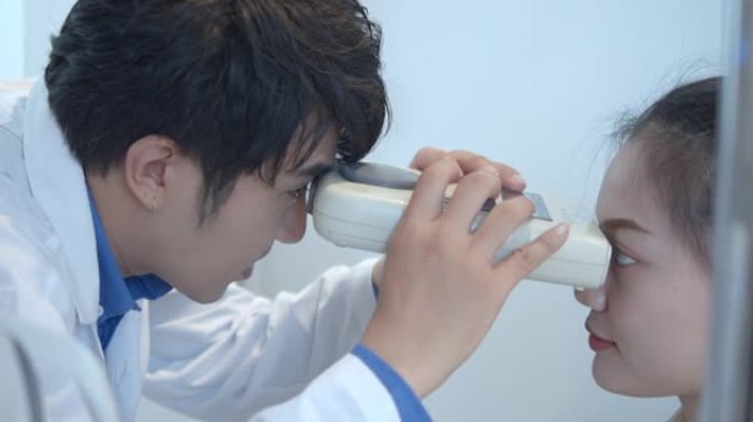 男性验光师检查女性患者的视力，特写