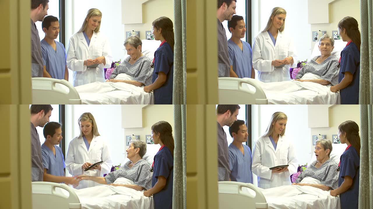 医疗小组在医院与高级女性患者交谈