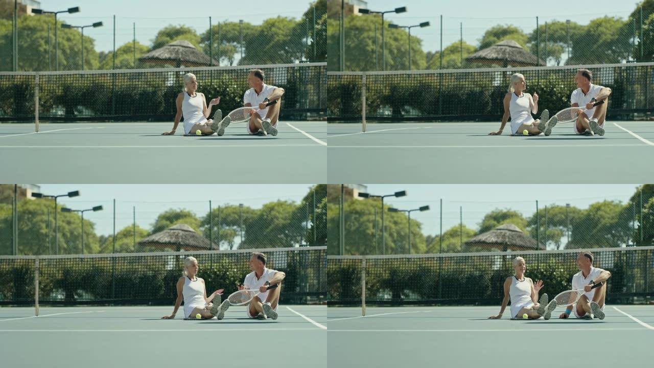 快乐的成熟夫妇一起打网球后坐着说话