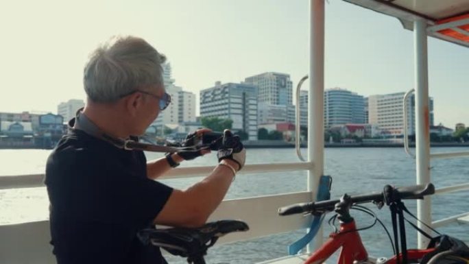 在曼谷骑自行车旅行的高级旅行者。