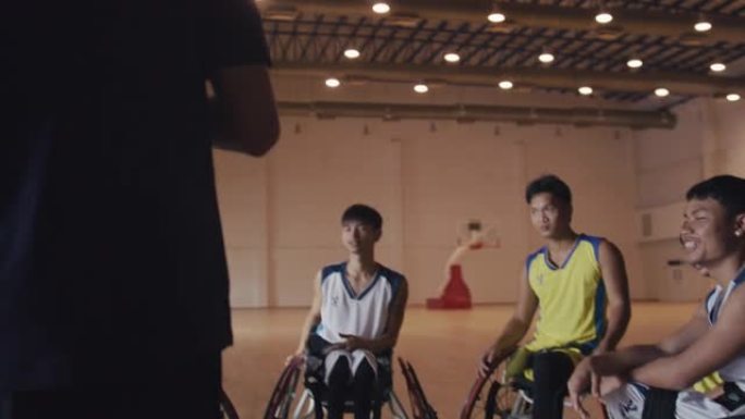 教练和轮椅篮球运动员在战略会议上。