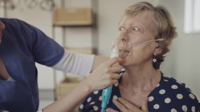 护士帮助一名女性老年患者使用氧气面罩的4k视频片段