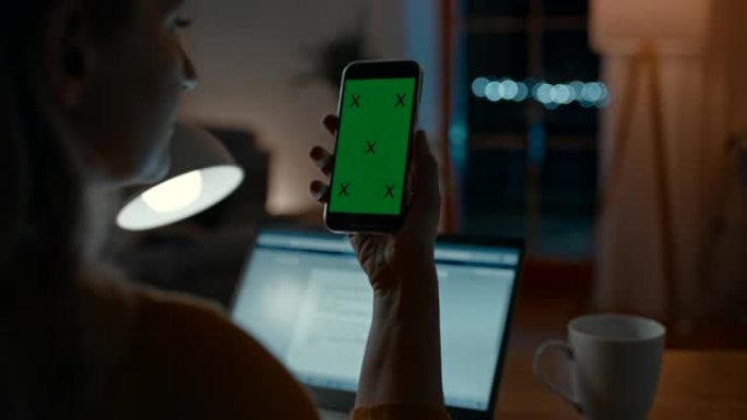 DS女人在带有色度键绿屏的智能手机上进行视频通话