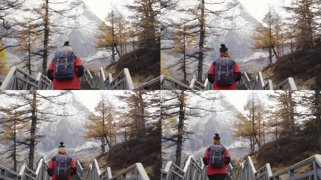 亚丁国家公园亚洲女子背包客爬雪山