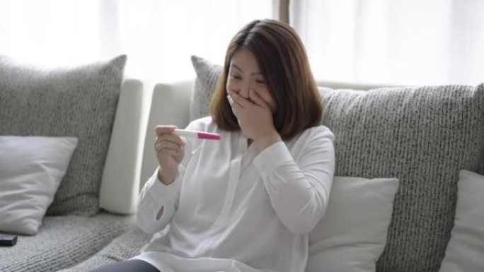 女人的幸福和在家阅读怀孕测试的结果