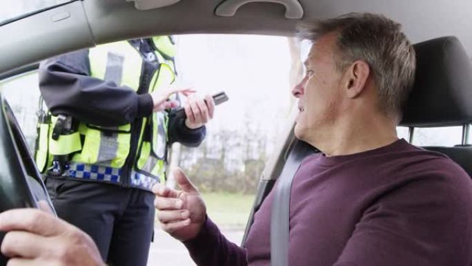 男司机因驾驶违法行为被带数码平板电脑的女交通警察拦下