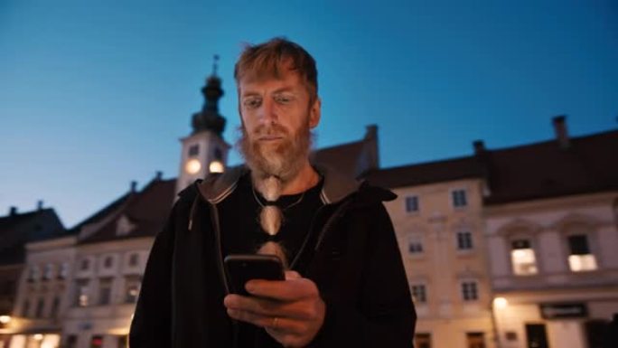 北欧人女士晚上在城市使用智能手机