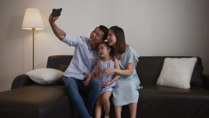 亚洲家庭在家用手机自拍