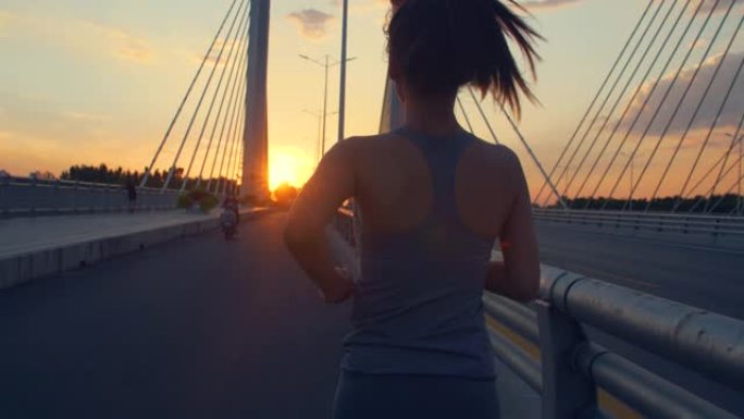 早上在桥上慢跑的年轻女性