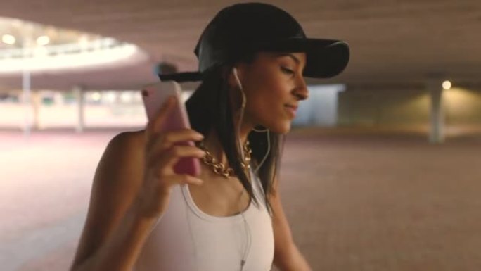 电话，跳舞和女孩在嘻哈音乐流媒体应用程序上在线播放城市广播音频播放列表。自由，城市和带耳机和链条的女