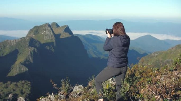 女人在山顶上拍照山顶记录