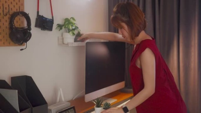 亚洲女性忙于家庭办公室的房间安排