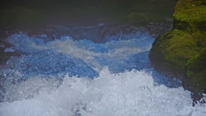 SLO MO液滴从泉水的急流中溅起
