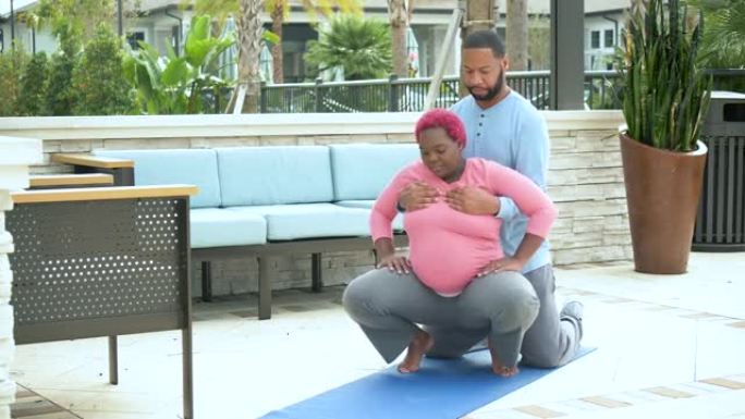 怀孕的非洲裔美国夫妇准备分娩