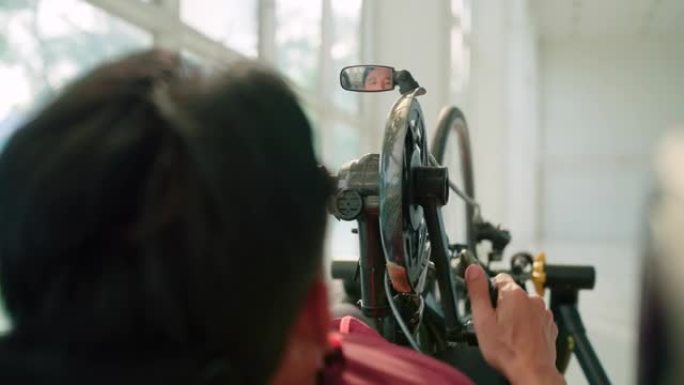 适应性运动员在他的赛车轮椅上训练。