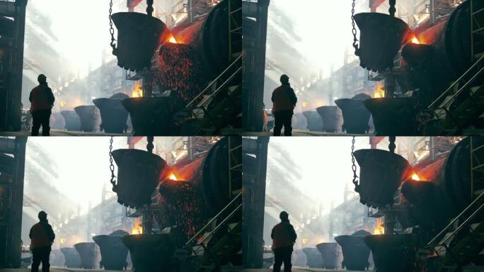 冶金工厂概念。钢铁工人正在观察熔化的铜被输血。钢铁制造商，冶金学家，冶金厂的金属工人。