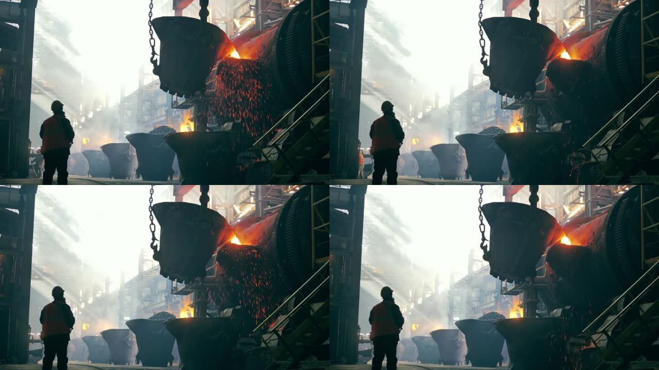 冶金工厂概念。钢铁工人正在观察熔化的铜被输血。钢铁制造商，冶金学家，冶金厂的金属工人。