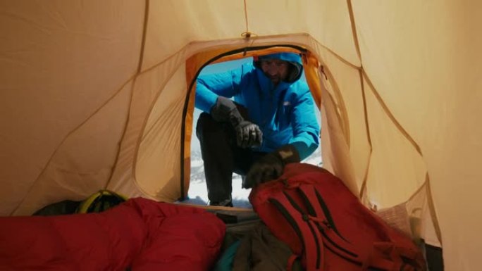 登山者喝酒雪山上露营喝酒取暖