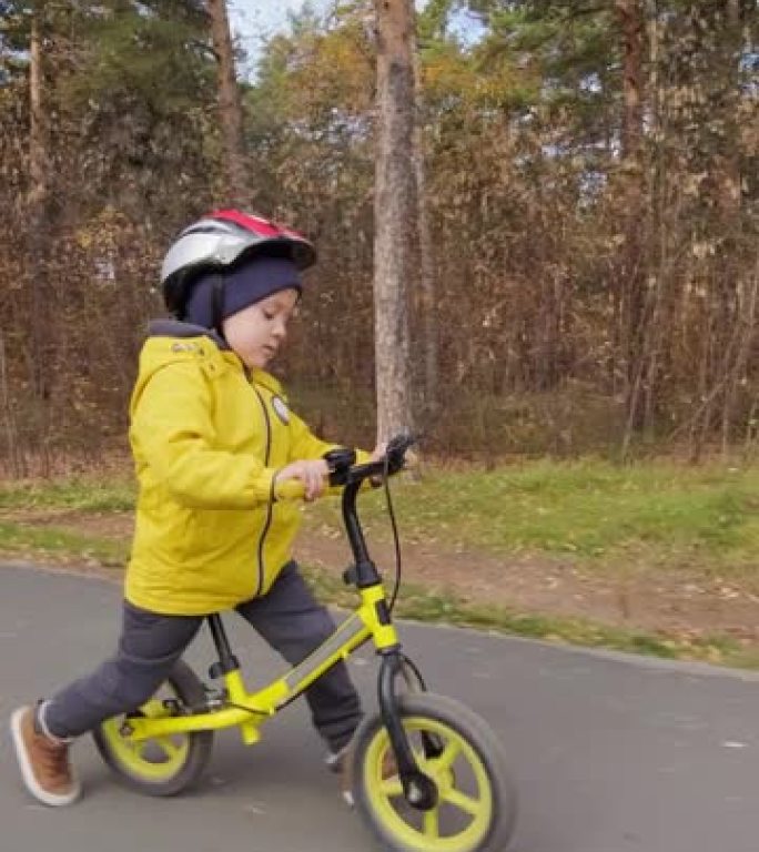 平衡自行车上可爱的5岁男孩