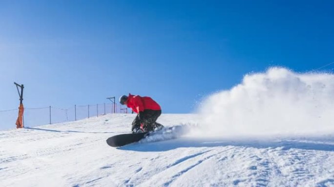 滑雪者在田园诗般的滑雪坡上雕刻，喷洒积雪