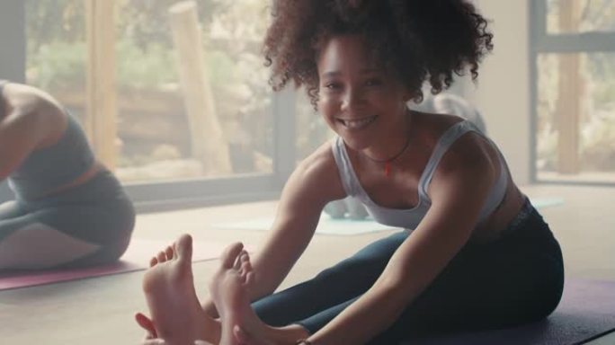 4k年轻女性一起练习瑜伽的视频片段