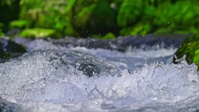 超级SLO MO泉水在河床的瀑布上飞溅