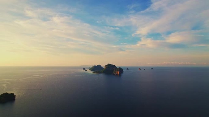 甲米省的洛基群岛日出海边海岸线