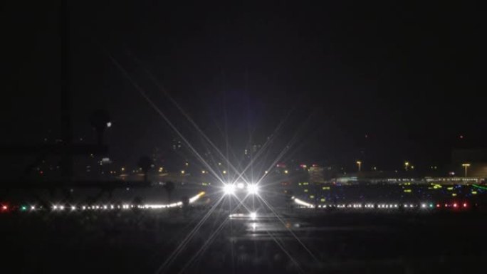 飞机在夜间在机场跑道上起飞