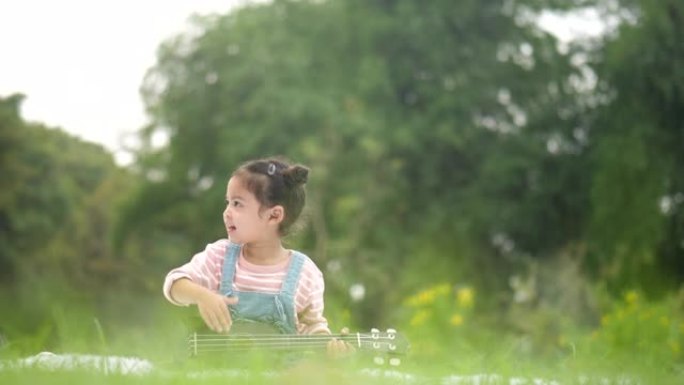 小女孩玩夏威夷四弦琴