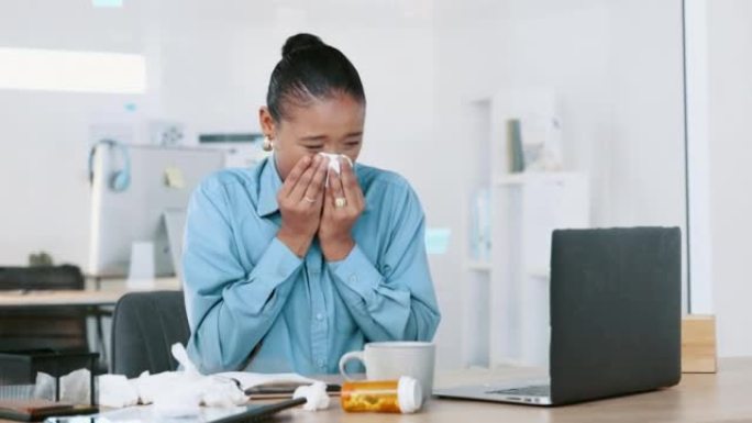 在办公室计算机上做工作检查的女商人的病，感冒或流感。打喷嚏，在病毒或covid的工作中感到难过和不适