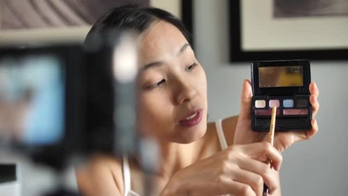 亚洲年轻女性博主在家录制带化妆化妆品的vlog视频在线影响者