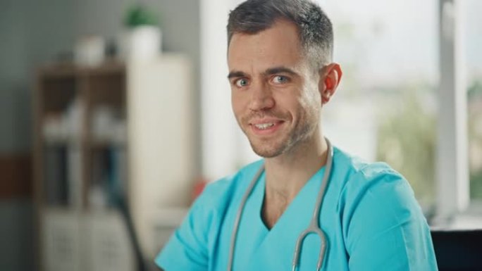 身穿蓝色制服的资深男护士在医生办公室的镜头前微笑的肖像。医疗保健专业人员致力于消除护理职业中的刻板印