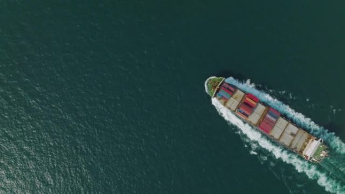集装箱船的鸟瞰图在物流进出口和运输业的同时将货物运送到海洋。运输/行业概念