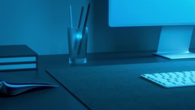 蓝灯下整块旁边桌子上的键盘